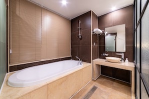 Standard Room | Bathroom | Hair dryer, towels, shampoo, toilet paper - Hotel Oasis Urban Spa (Hwaseong)