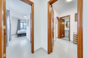 Une chambre d’hôtel avec un lit, une salle de bain avec un lavabo et une douche.