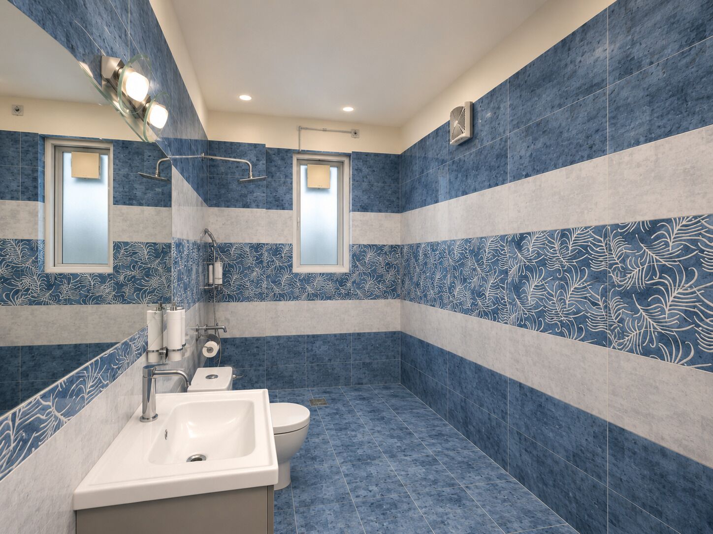 Un baño de diseño moderno, con un espejo grande, un lavamanos y un inodoro.