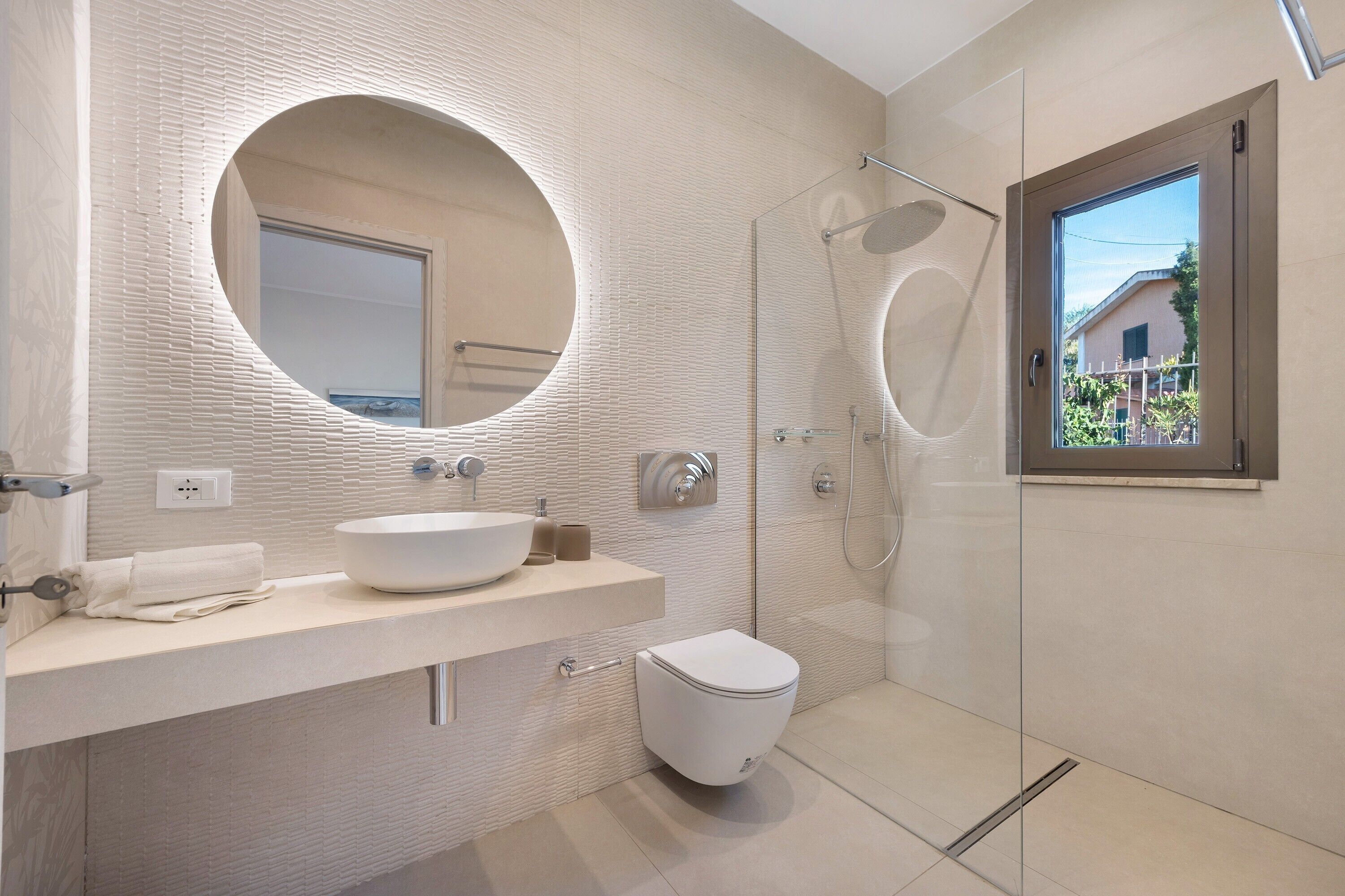 Shower, hair dryer, towels