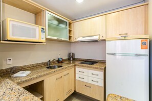 A compact kitchen with a microwave, stove, sink, and refrigerator. - Suite w/ Sea/pool View Luxury Resort Jurere Jbv142 (Florianópolis)
