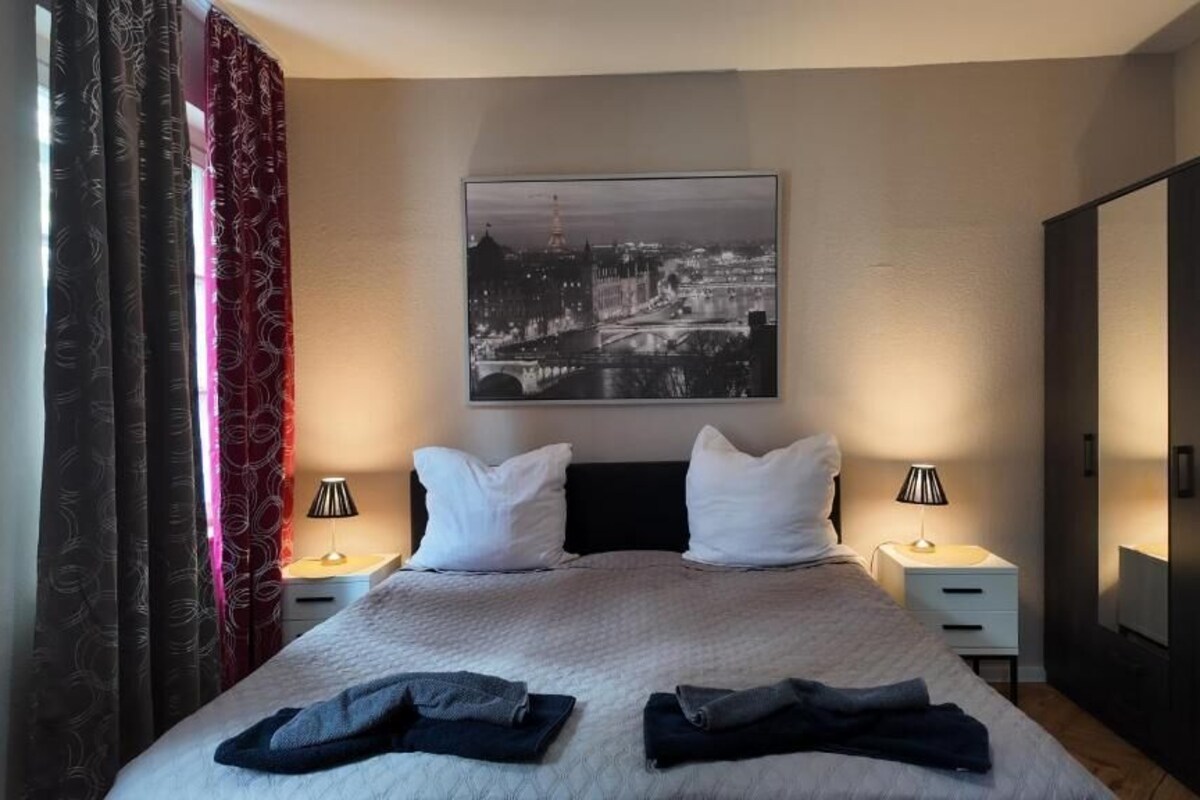 Quarto casal, vista para a cidade | Cortinas blackout, ferros/tábuas de passar roupa, Wi-Fi de cortesia