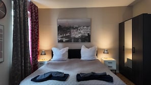 Quarto casal, vista para a cidade | Cortinas blackout, ferros/tábuas de passar roupa, Wi-Fi de cortesia