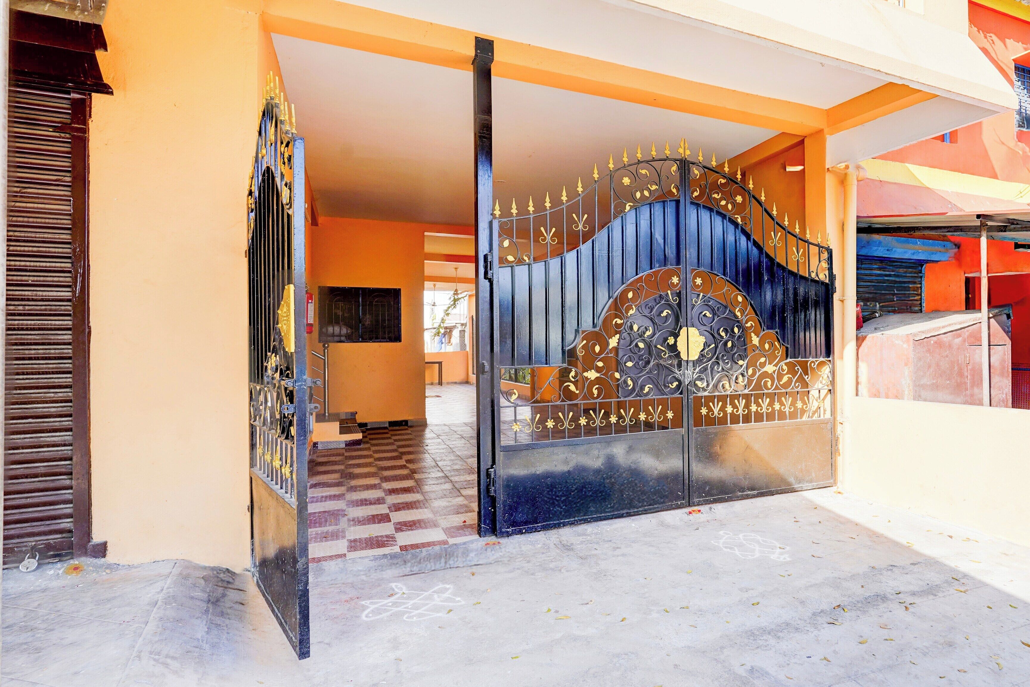 Un cancello con pavimento a scacchi che conduce all'interno.