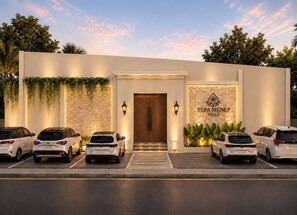 Deluxe Double Room, 1 Queen Bed, Park View, Poolside | Parking