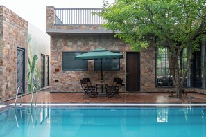 Una piscina al aire libre