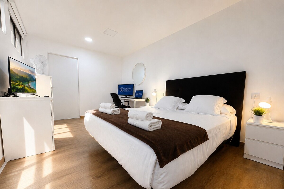 Quarto casal luxo, vista para o jardim | Escrivaninha, espaço de trabalho para notebook, Wi-Fi de cortesia