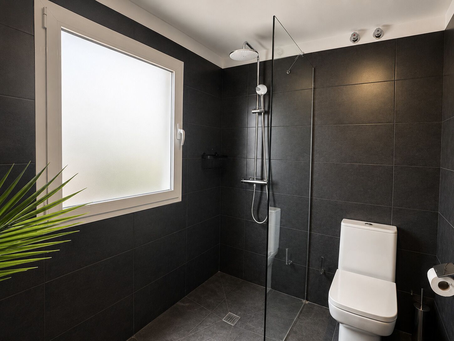 Penthouse Confort, vista a la ciudad | Baño | Regadera, secadora de cabello, toallas, jabón 