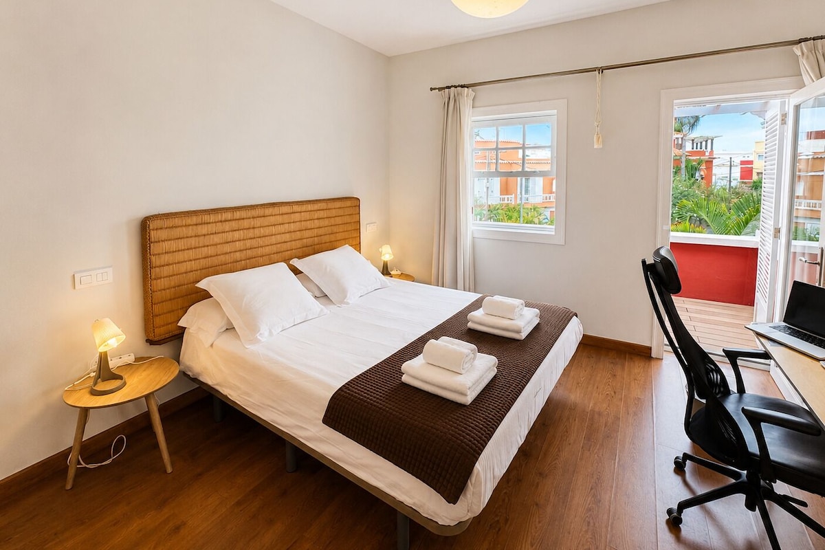 Quarto casal luxo, vista para a cidade | Escrivaninha, espaço de trabalho para notebook, Wi-Fi de cortesia