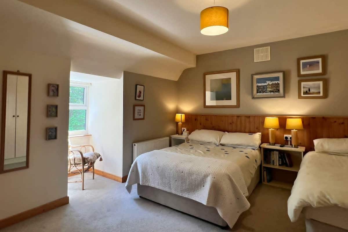 Triple Room | Desk, free WiFi