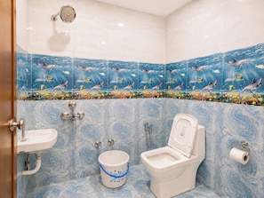 Shower, rainfall showerhead, slippers, towels - Hotel Ayodhya Vatika Home Stay (Ayodhya)