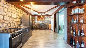 ثلاجة، فرن، موقد طهي مسطح، مستلزمات طهي/أطباق/أوعية