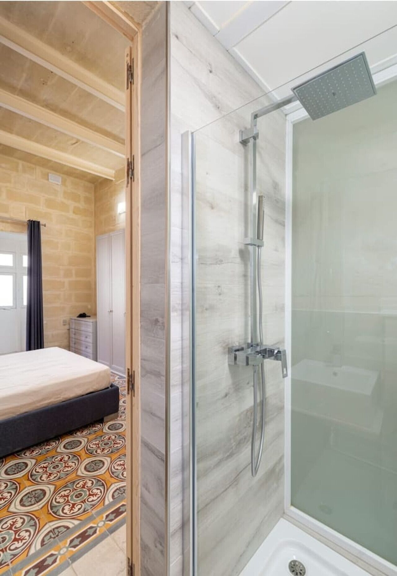 Une salle de bain avec une douche à parois de verre, des toilettes et un lavabo.