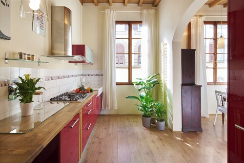 Bright Romantic Retreat in Florence