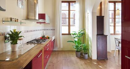 Bright Romantic Retreat in Florence