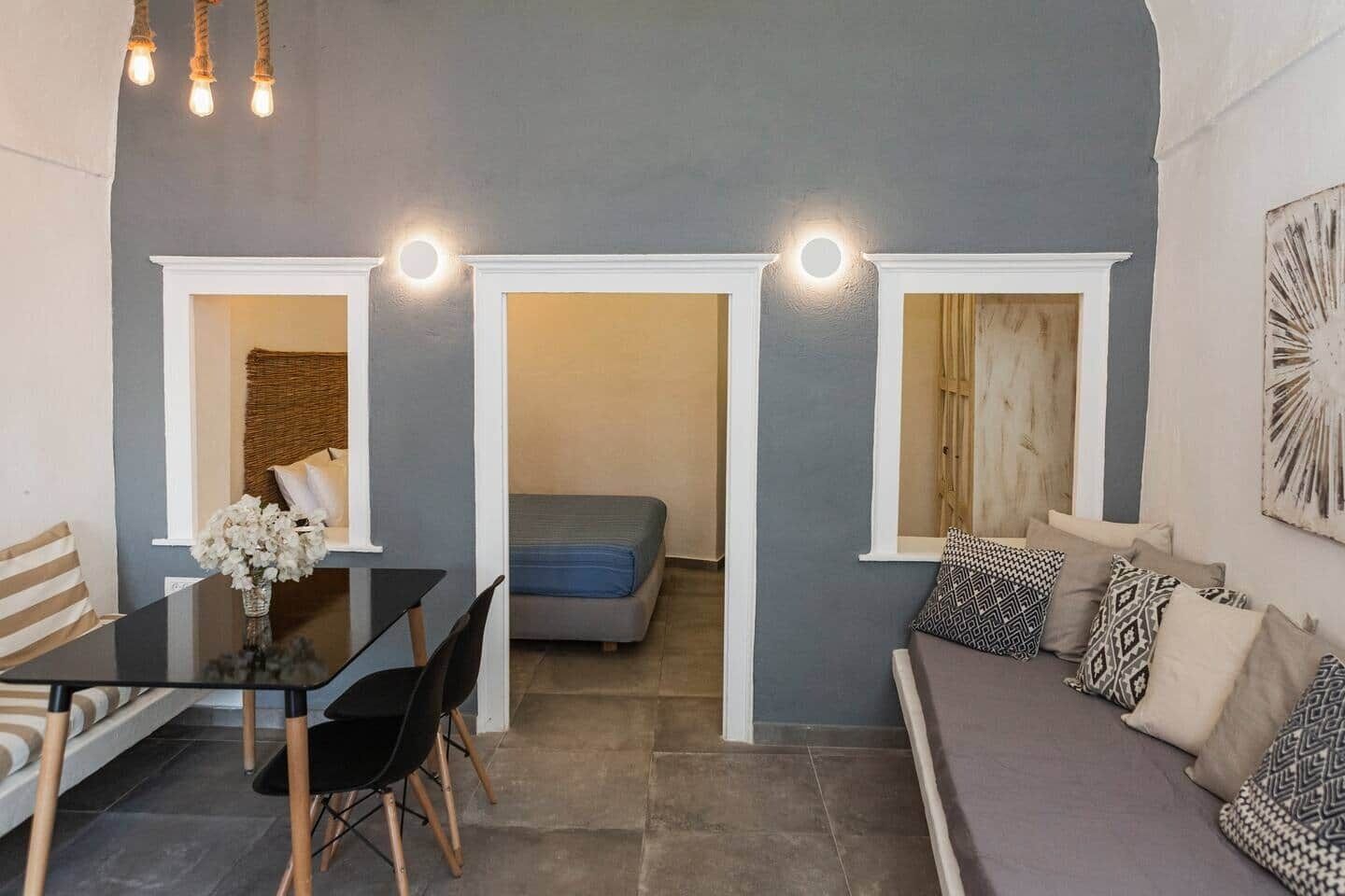 Un espacio habitable compacto con comedor, sofá y cama.