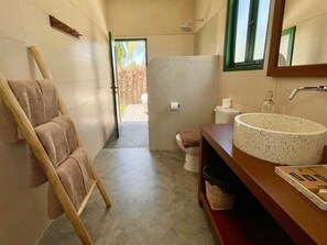 Family Cottage, Garden View | Bathroom | Free toiletries, slippers, towels, soap - Lawa Bintan Berakit Village Cottage (Riau Islands)