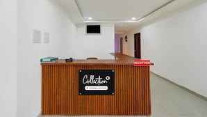 Una recepción con un cartel que indica que es punto de recogida de envíos gestionados por la empresa.