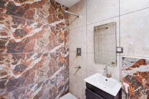 Shower, free toiletries, towels, soap - Collection O Sector 108 Noida (Noida)