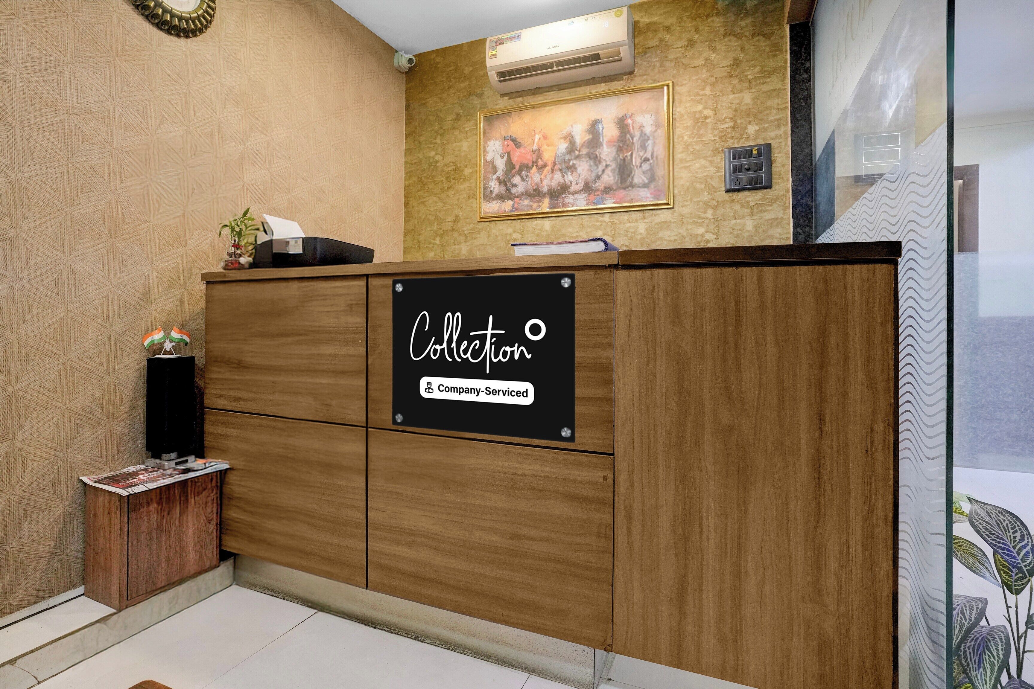 Un comptoir d’accueil avec un panneau indiquant qu’il s’agit d’un point de collecte desservi par l’entreprise.