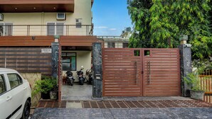 Property grounds - Super Collection O Sector 55 Noida (Noida)