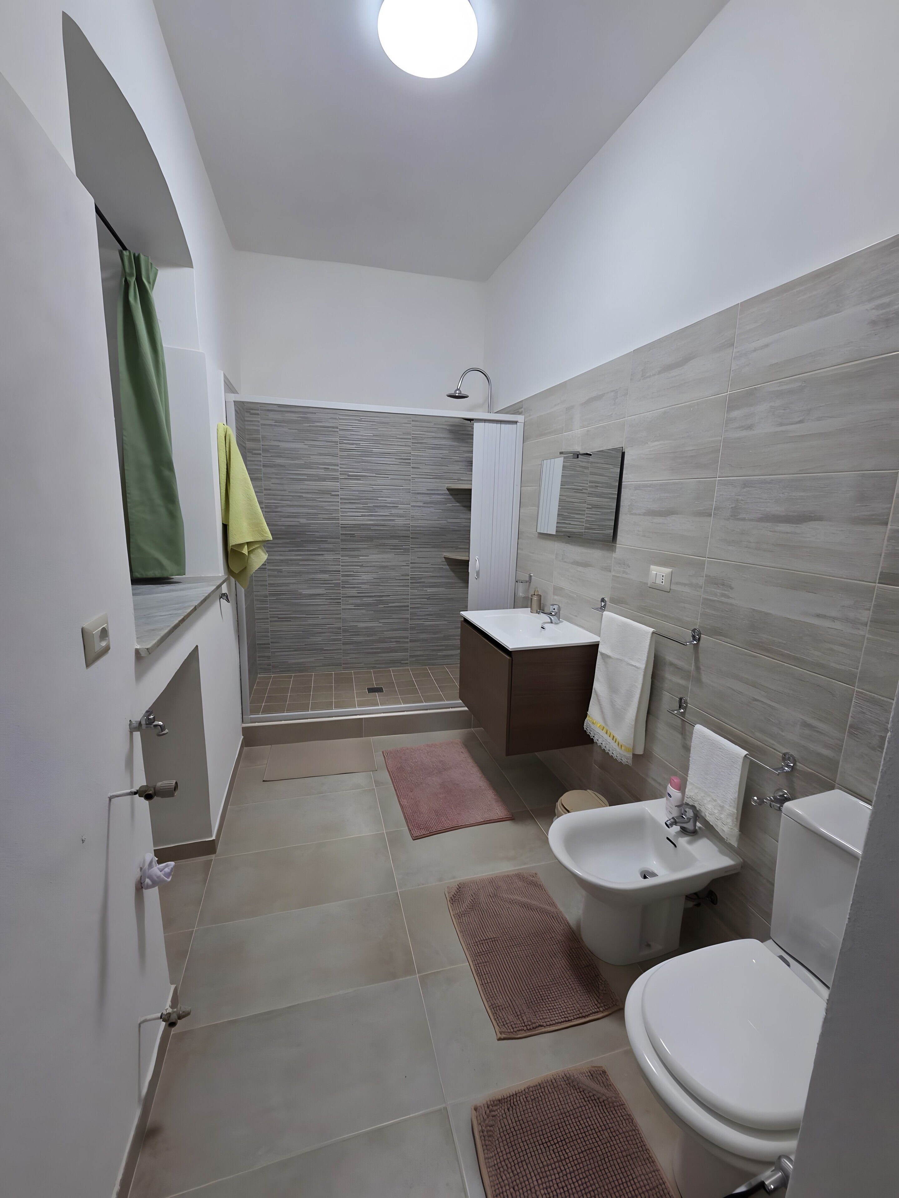 Een douche, een haardroger, handdoeken