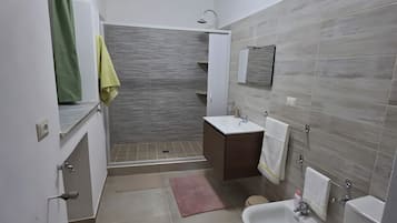 Een douche, een haardroger, handdoeken
