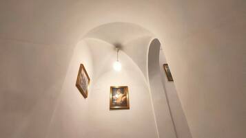 Techo con tres obras de arte enmarcadas y una lámpara.