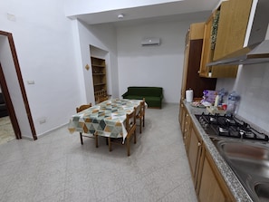 Macchina per tè/caffè, frigorifero, microonde, forno