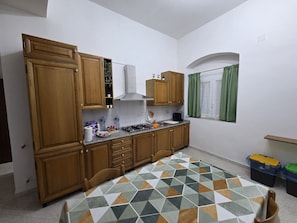 Coffee/tea maker, fridge, microwave, oven