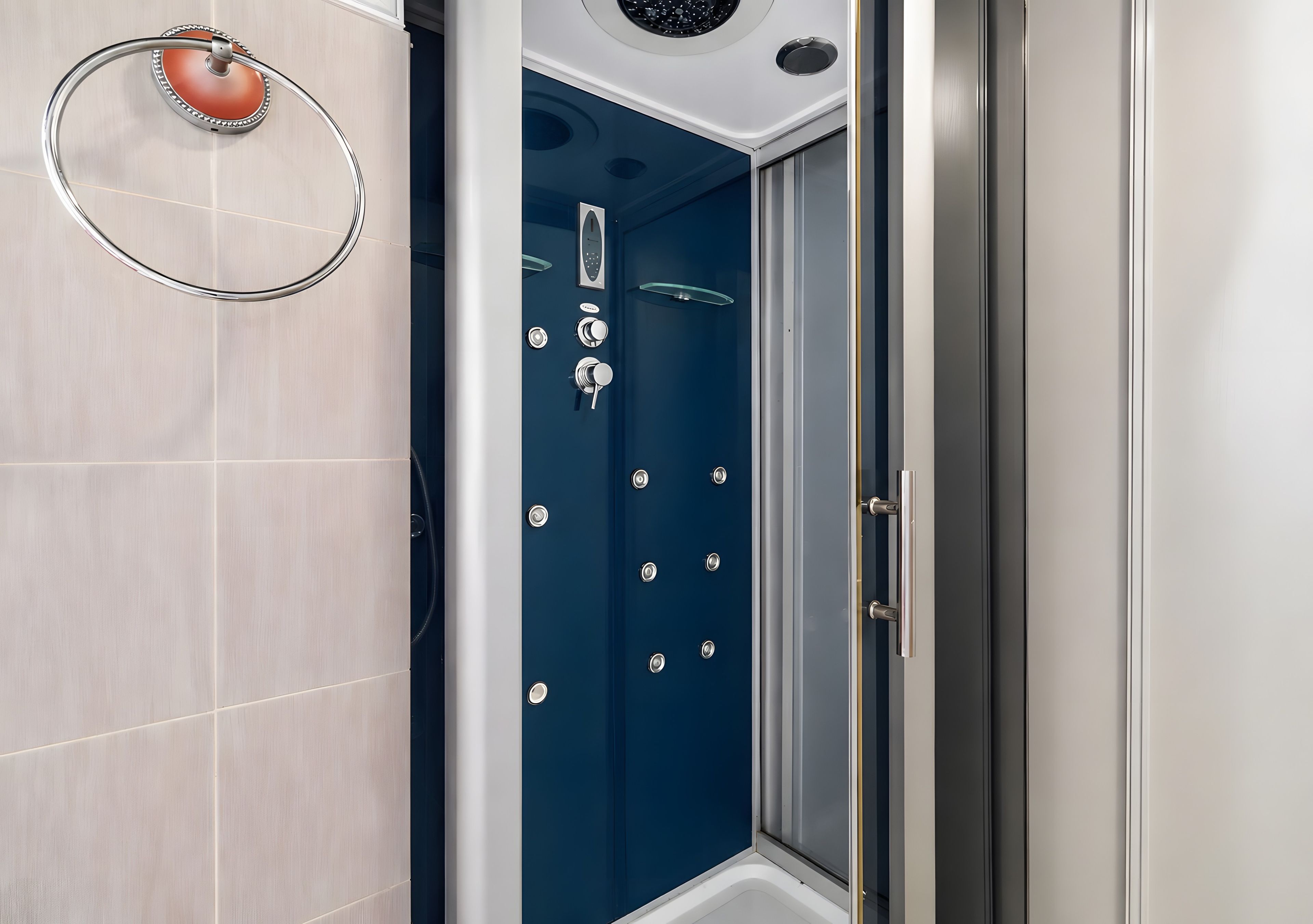 Een badkamer met een blauwe douchecabine, een handdoekhouder en een toilet.