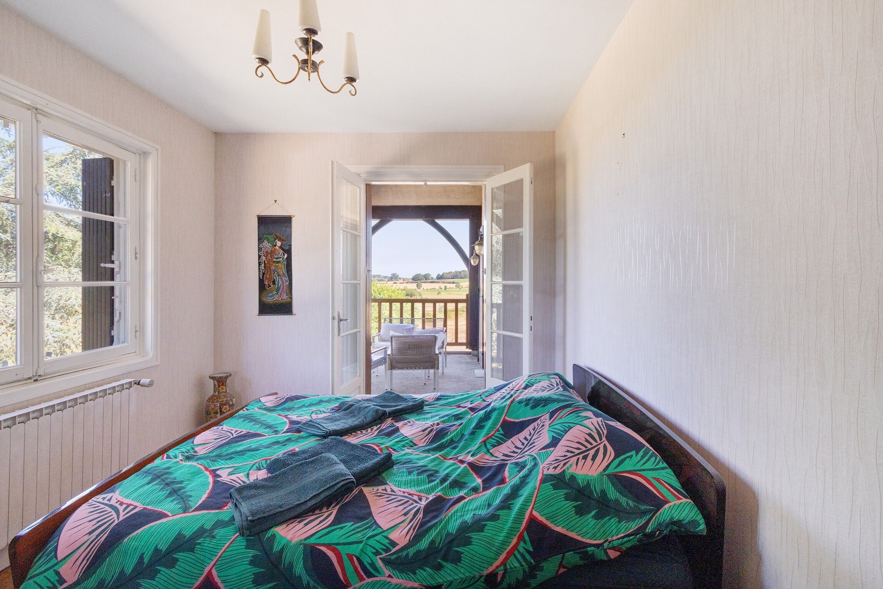7 bedrooms, iron/ironing board, WiFi, bed sheets
