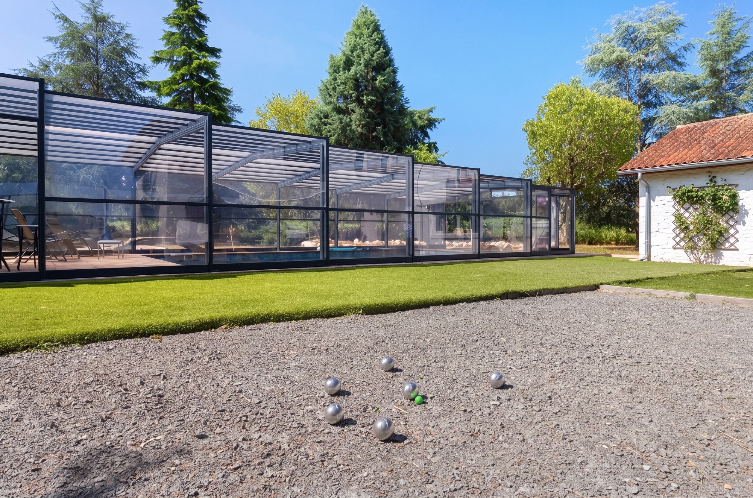 Een kas met een grindpad ervoor.