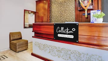Una recepción con un cartel que indica que es un punto de recogida de envíos de la empresa.