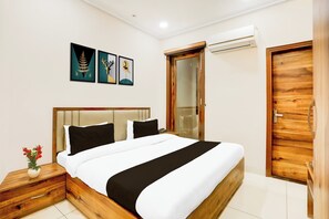 Desk, free WiFi - Collection O by OYO City Center Ludhiana (Ludhiana)
