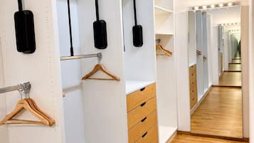 Suite, 3 Bedrooms | In-room safe, WiFi (free)