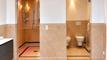 Suite, 3 habitaciones | Baño | Ducha, artículos de higiene personal gratuitos y secador de pelo