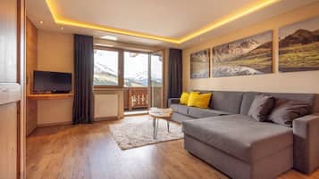 Suite, 2 Bedrooms | In-room safe, free WiFi