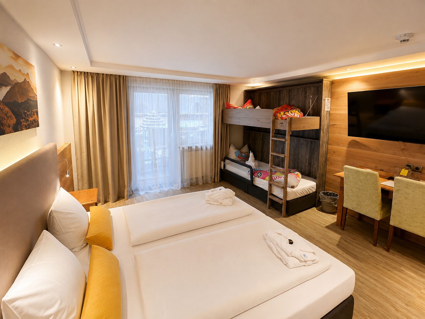 Superior-Doppelzimmer, Blick auf den Innenhof | Zimmersafe, kostenloses WLAN