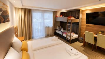 Superior-Doppelzimmer, Blick auf den Innenhof | Zimmersafe, kostenloses WLAN