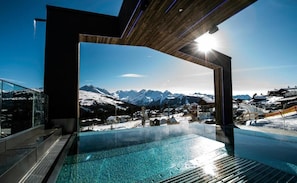 Una piscina cubierta, una piscina al aire libre