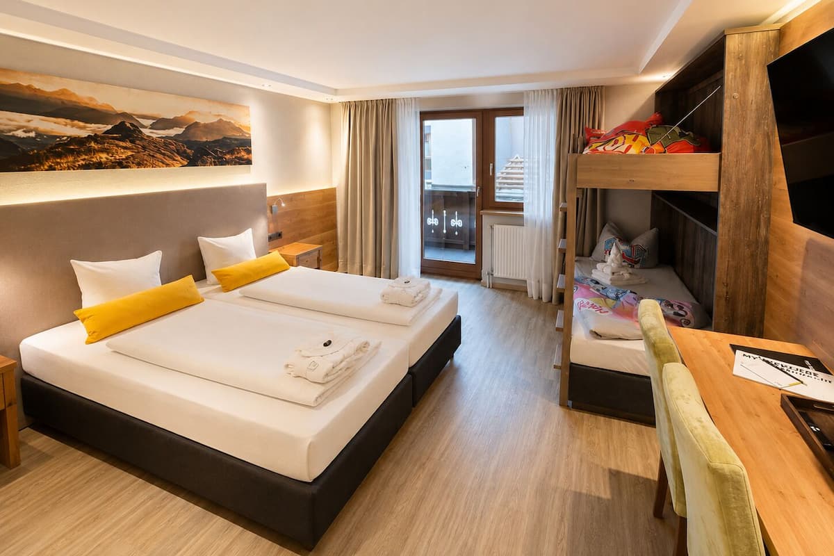 Habitación doble superior, vistas al patio | Caja fuerte y wifi gratis