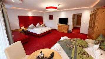 Suite junior, vistas al patio | Caja fuerte y wifi gratis