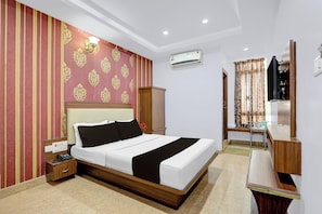 Classic Room | Desk, WiFi (free) - Super Collection O Mysuru St. Philomena (Mysore)
