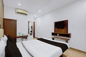 Classic Room | Desk, WiFi (free) - Super Collection O Mysuru St. Philomena (Mysore)