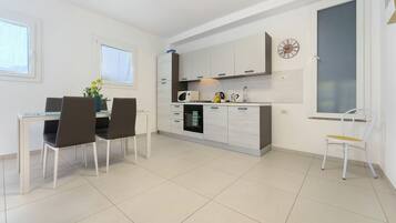 Coffee/tea maker, fridge, microwave, oven