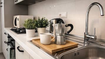 Cafetera y tetera, refrigerador, microondas y horno