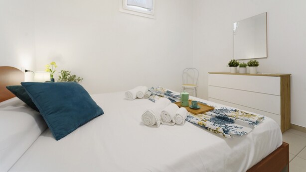 2 bedrooms, bed sheets