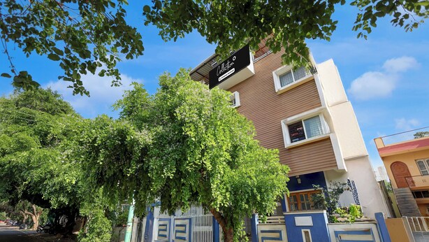 En byggnad med flera våningar, där ett skylt visar att det är en plats där företaget erbjuder service.