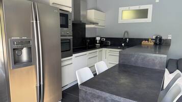 Coffee/tea maker, fridge, microwave, oven